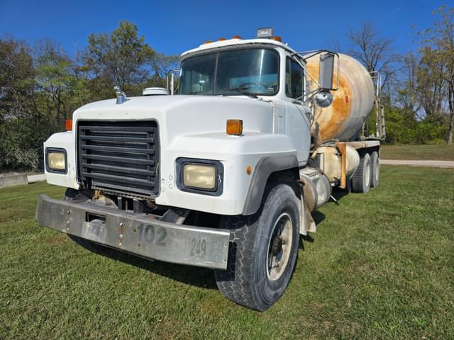 Image of Mack RD690S equipment image 1