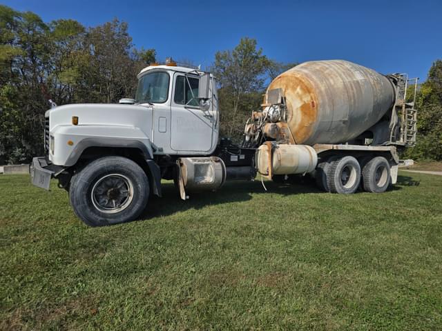 Image of Mack RD690S equipment image 4