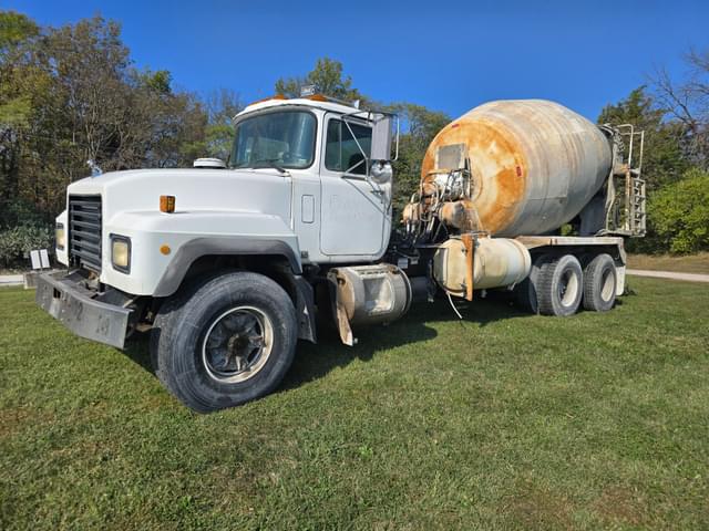 Image of Mack RD690S equipment image 3