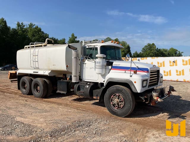 Image of Mack RD690S equipment image 2