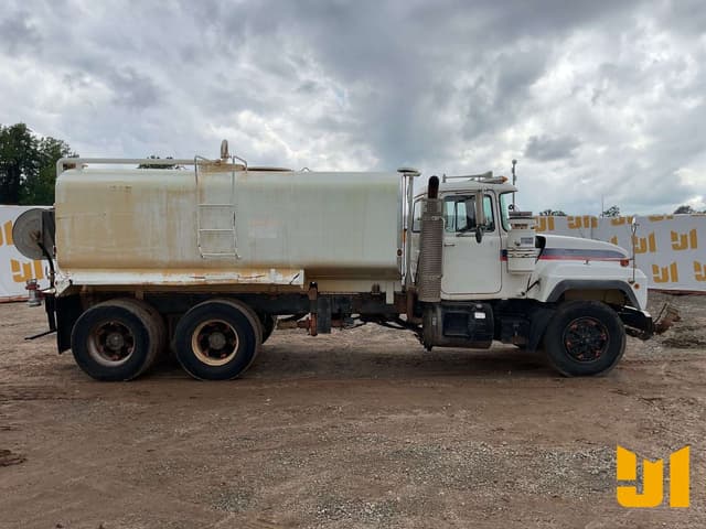 Image of Mack RD690S equipment image 3