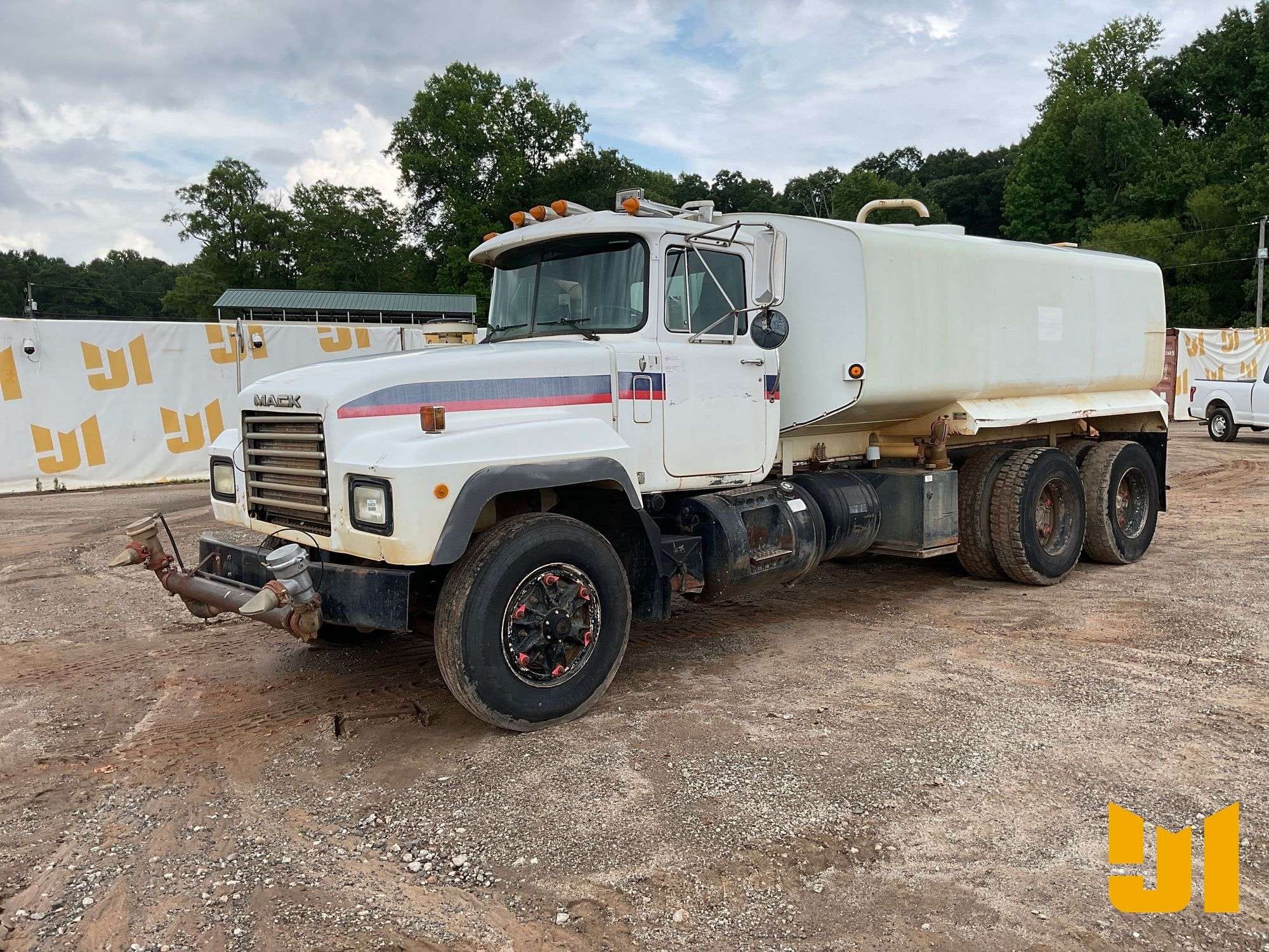 1997 Mack RD690S Equipment Image0