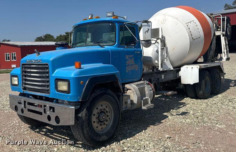 Image of Mack RD690S Primary image