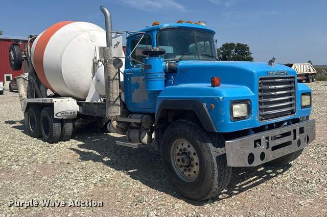 Image of Mack RD690S equipment image 2