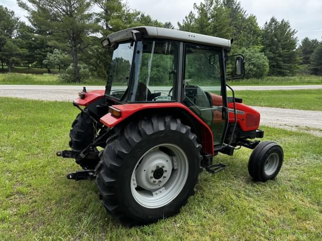 Image of Massey Ferguson 4225 equipment image 4