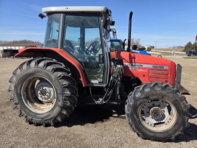 Image of Massey Ferguson 4245 equipment image 2