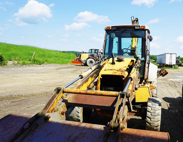 Image of New Holland 555E equipment image 1
