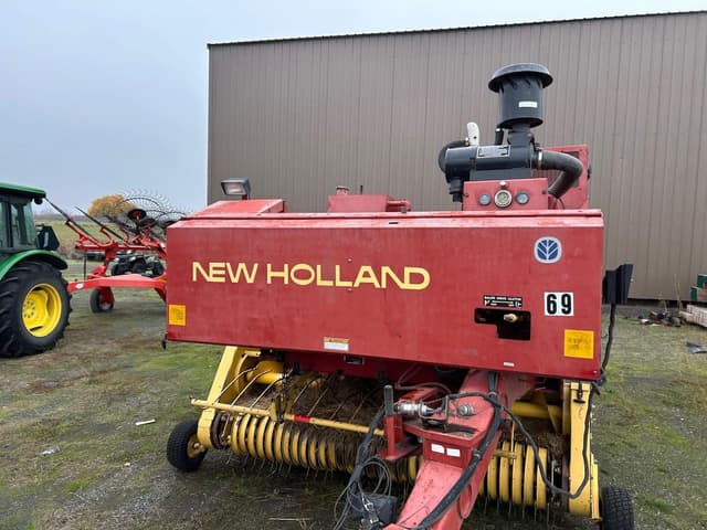 Image of New Holland 585 equipment image 4