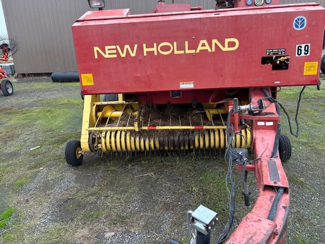 Image of New Holland 585 equipment image 3