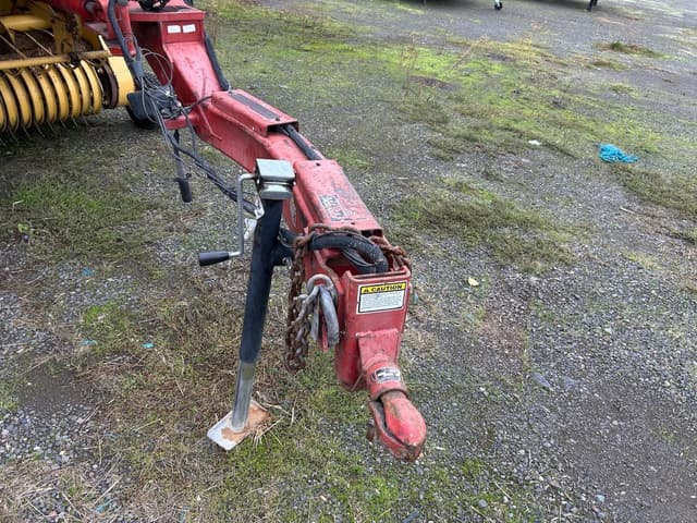 Image of New Holland 585 equipment image 2