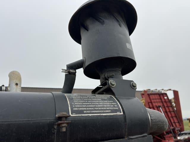 Image of New Holland 585 equipment image 4