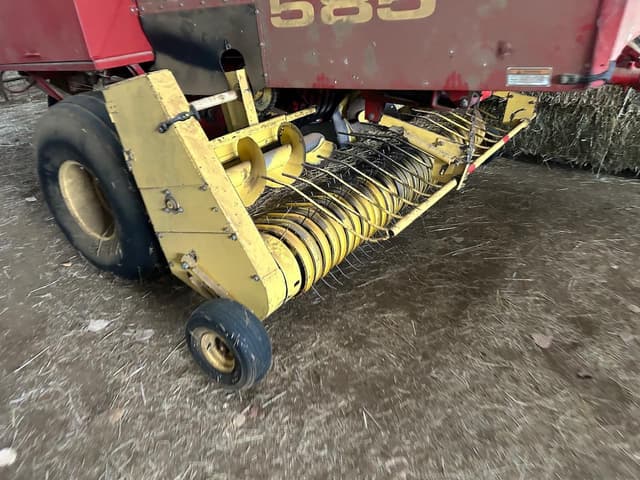 Image of New Holland 585 equipment image 1