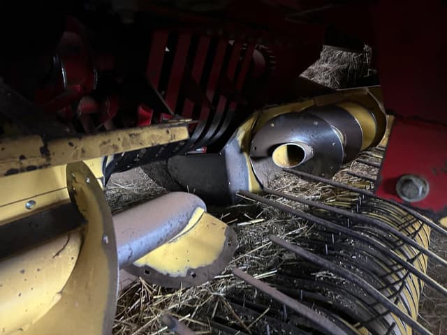 Image of New Holland 585 equipment image 4