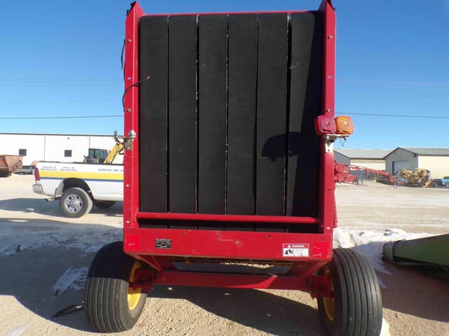 Image of New Holland 644 equipment image 4