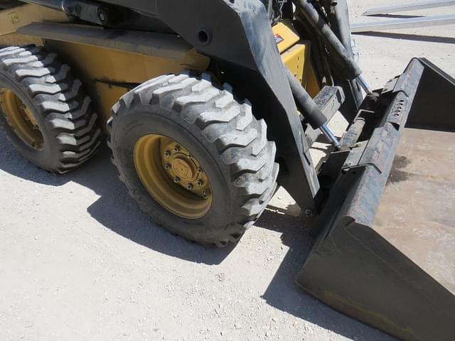 Image of New Holland LX885 equipment image 4