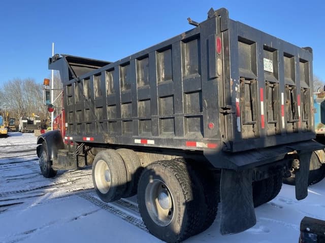 Image of Peterbilt 330 equipment image 2