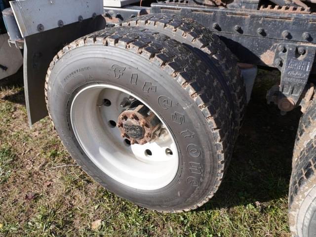 Image of Peterbilt 377 equipment image 4