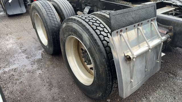 Image of Peterbilt 379 equipment image 4