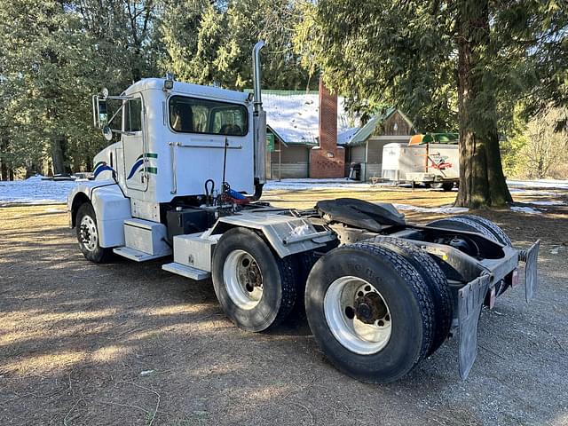 Image of Peterbilt 385 equipment image 3