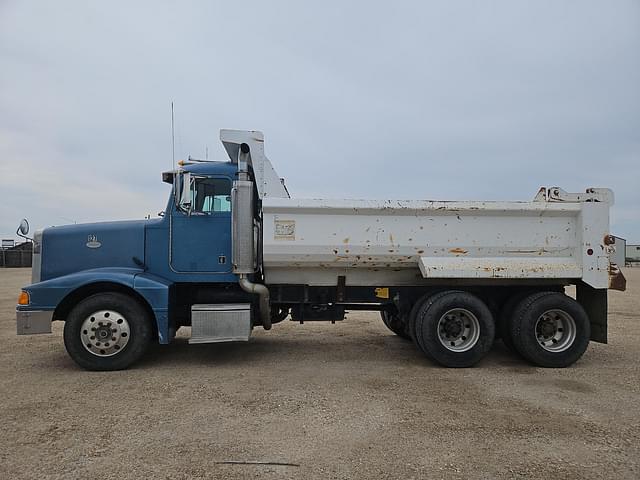 Image of Peterbilt 576 equipment image 4