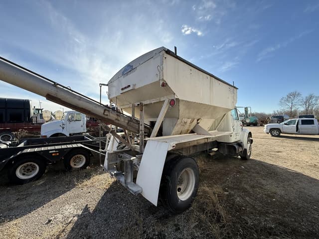 Image of International 4900 equipment image 3