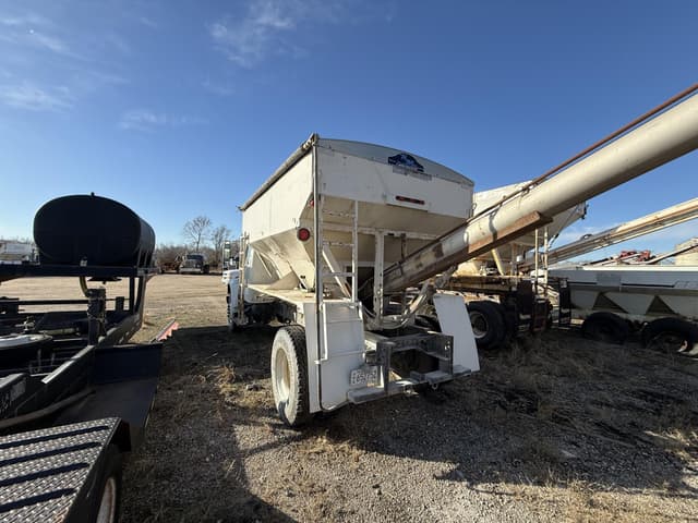 Image of International 4900 equipment image 2