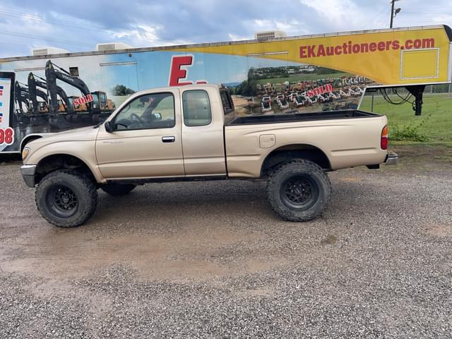 Image of Toyota Tacoma equipment image 4