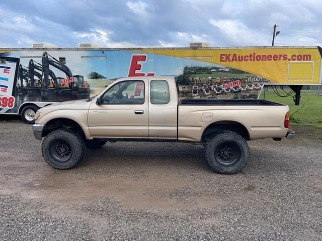 Image of Toyota Tacoma equipment image 1