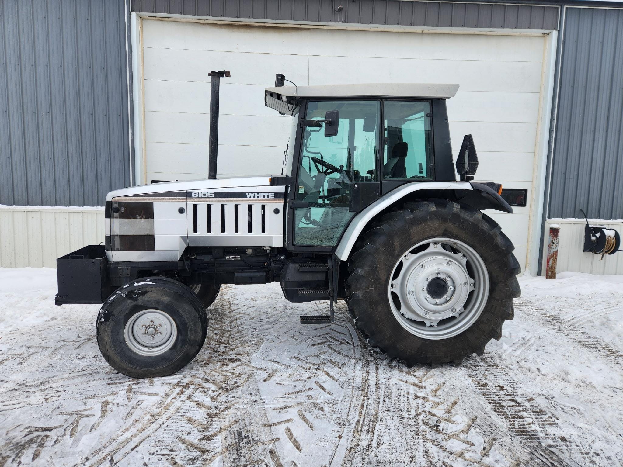 1997 White 6105 Equipment Image0