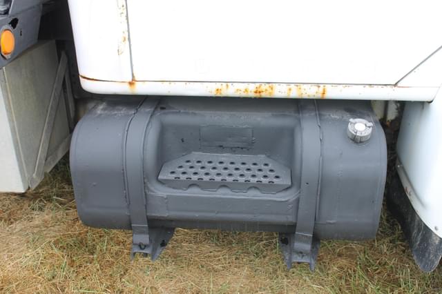 Image of International 4700 equipment image 3