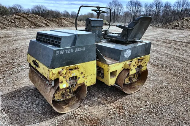 Image of Bomag BW120AD-3 equipment image 4