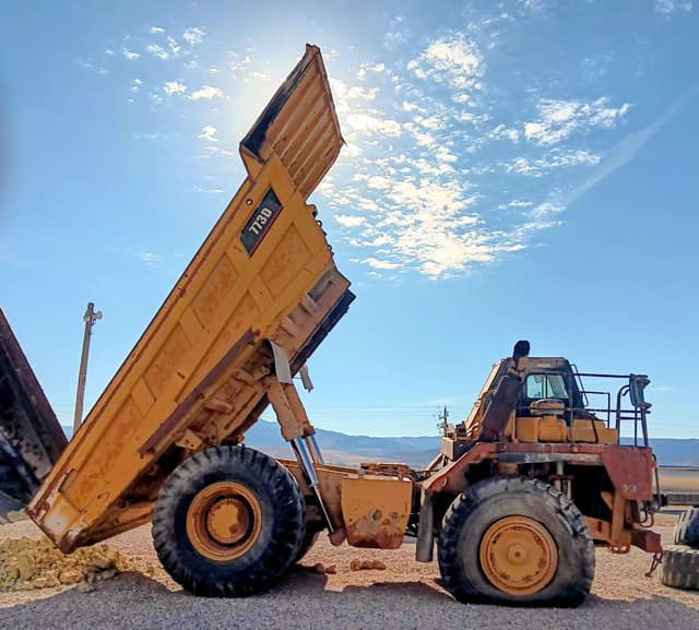 Image of Caterpillar 773D equipment image 4