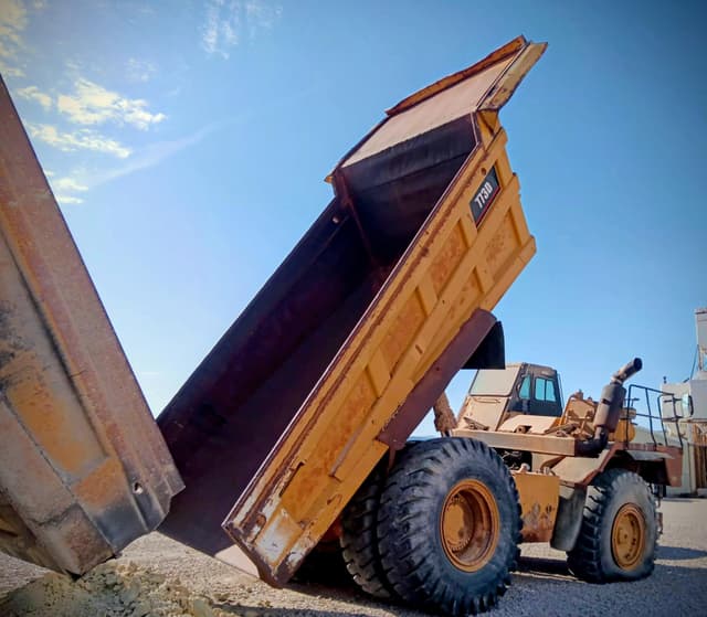 Image of Caterpillar 773D equipment image 4