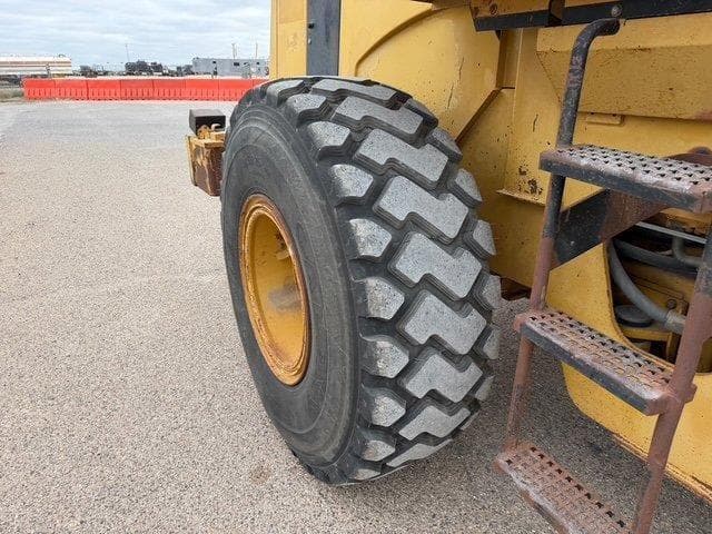 Image of Caterpillar 938G equipment image 4