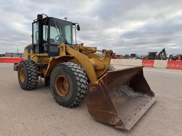 Image of Caterpillar 938G equipment image 2