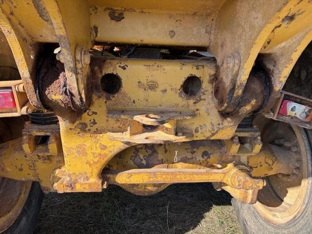 Image of Caterpillar D250E equipment image 4