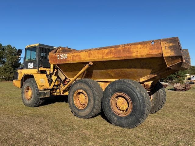 Image of Caterpillar D250E equipment image 3