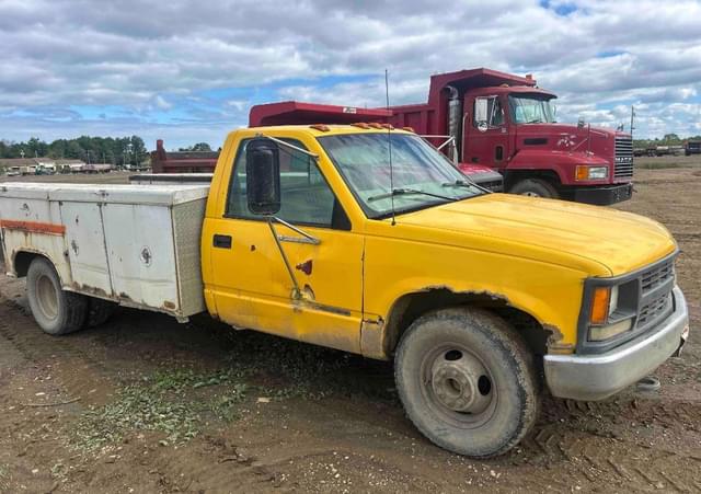 Image of Chevrolet 3500 equipment image 2