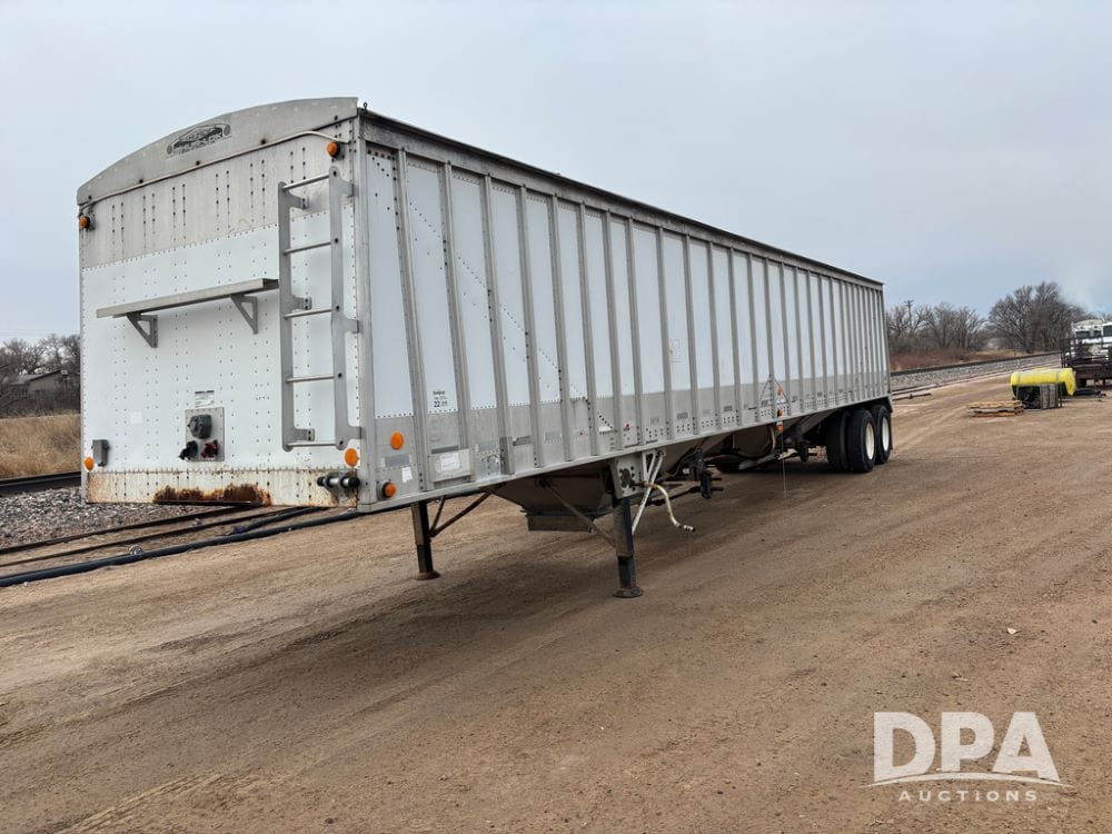 1998 Cornhusker 800 Equipment Image0