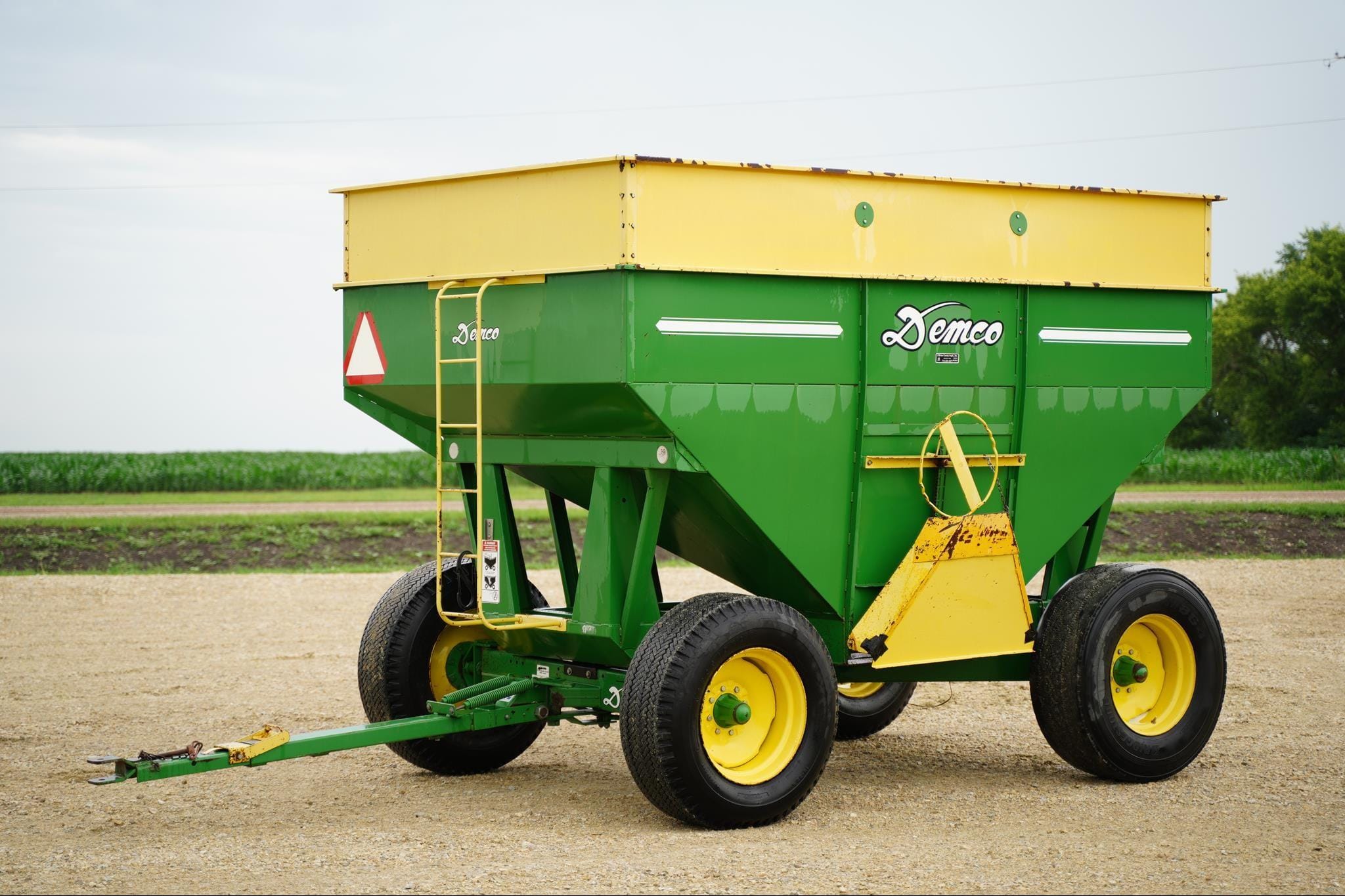 1998 Demco 250 Equipment Image0