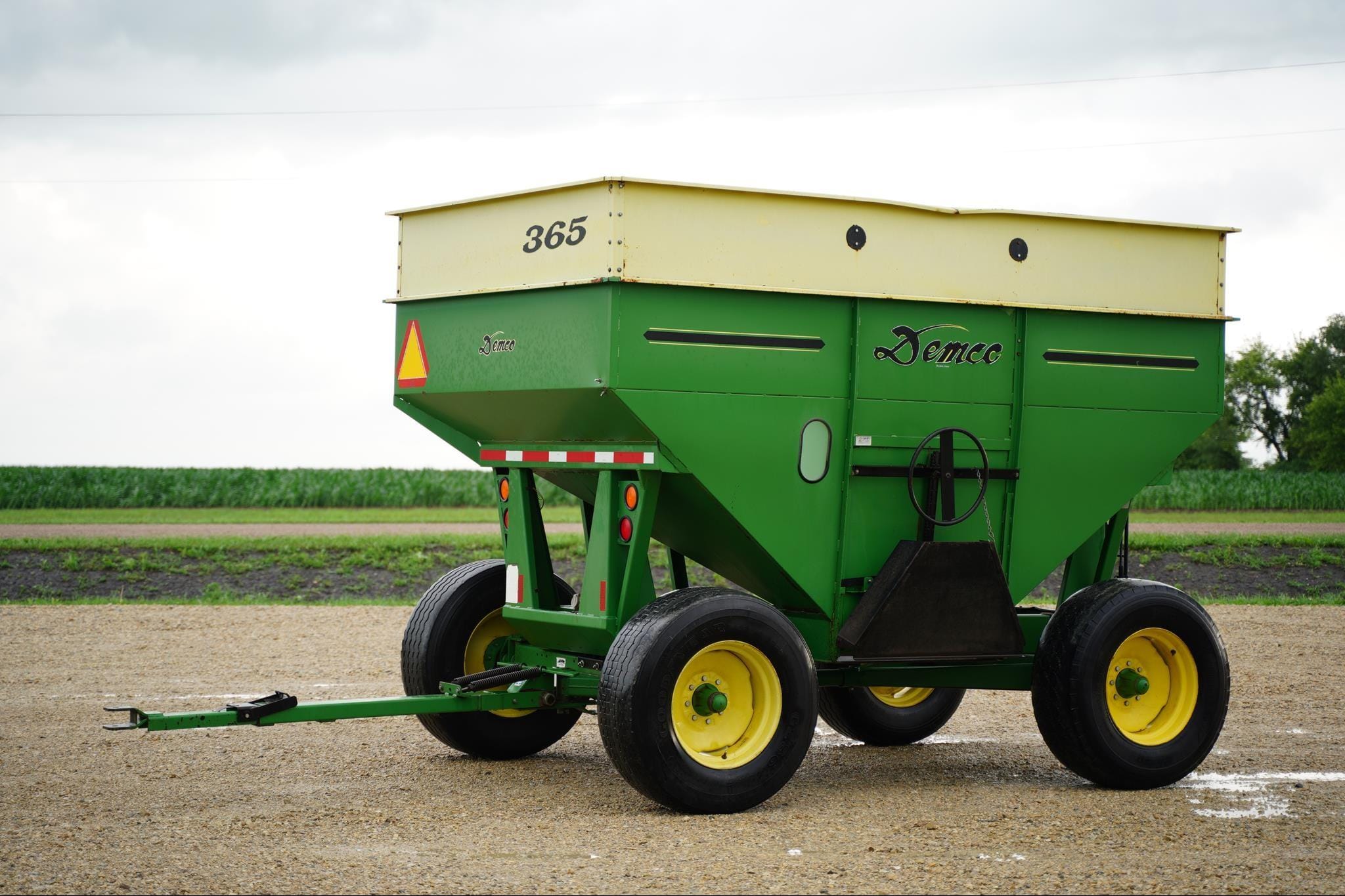 1998 Demco 365 Equipment Image0