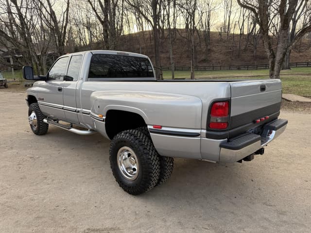 Image of Dodge Ram 3500 equipment image 3