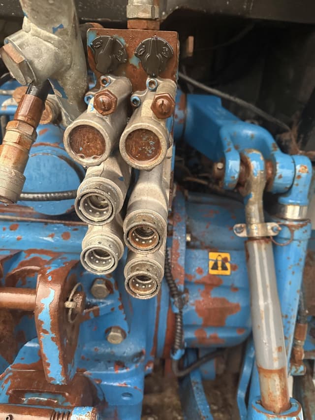 Image of Ford 8340 equipment image 3