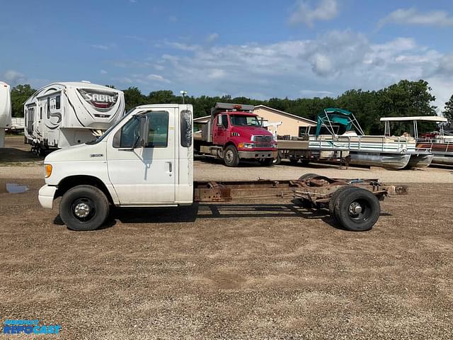 Image of Ford E-350 equipment image 1