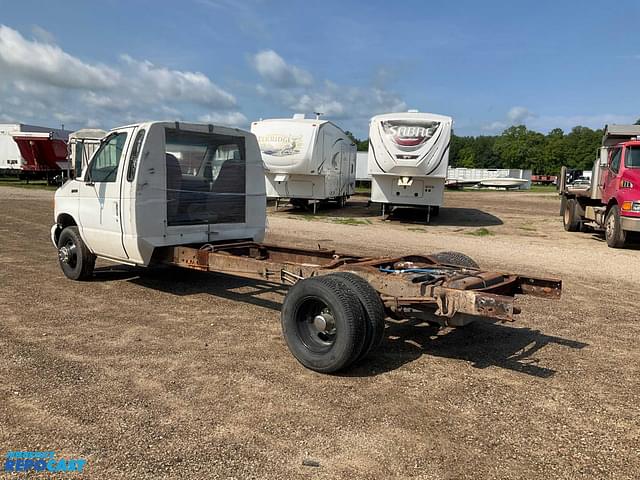 Image of Ford E-350 equipment image 2