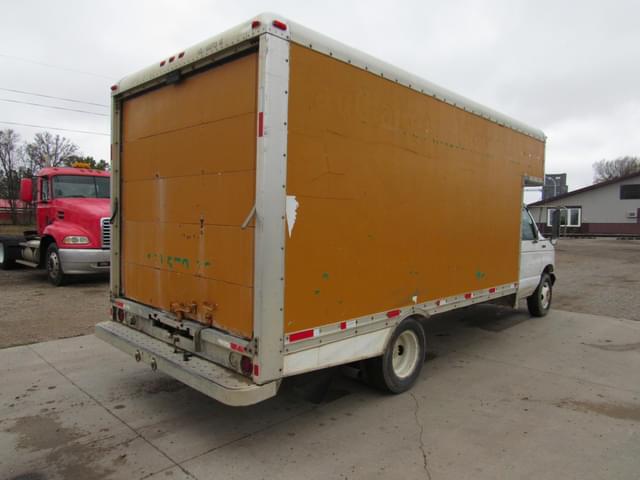 Image of Ford E-350 equipment image 2