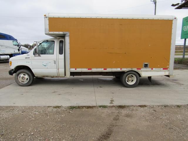 Image of Ford E-350 equipment image 4