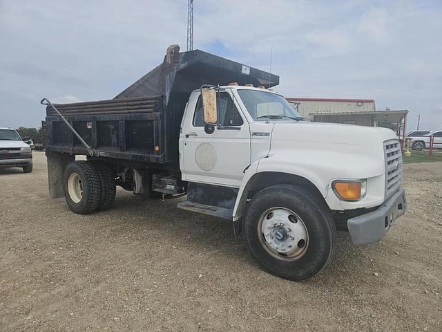 Image of Ford F-700 equipment image 3