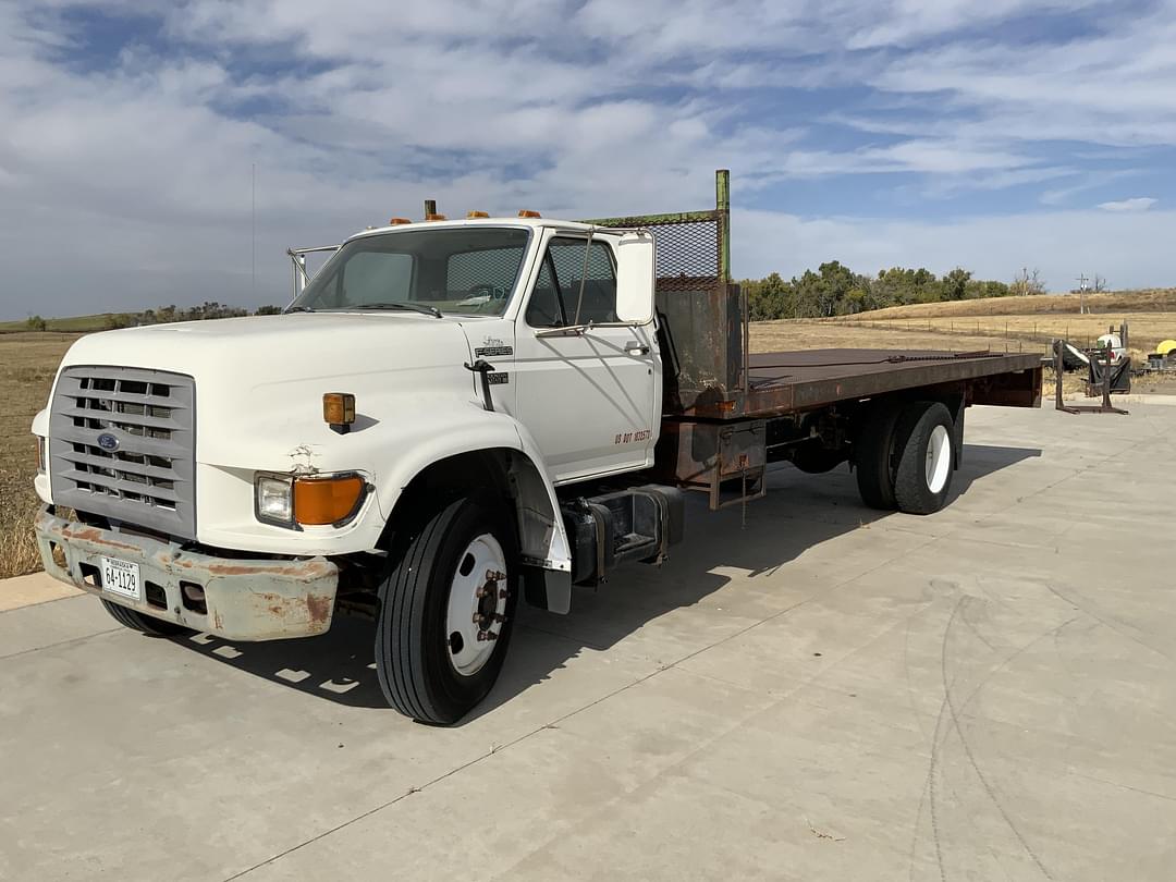 Image of Ford F-700 Primary image