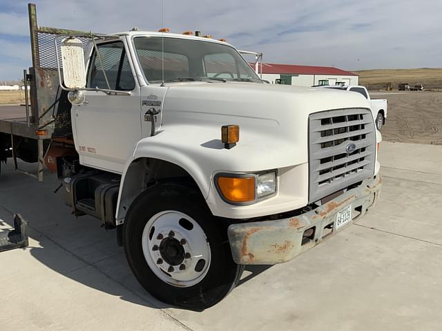 Image of Ford F-700 equipment image 4